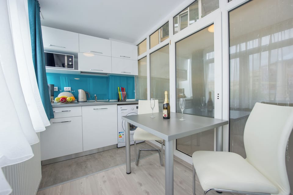 Superb Studio - Fully Equipped Kitchen and  Dinning Area for 2 Persons