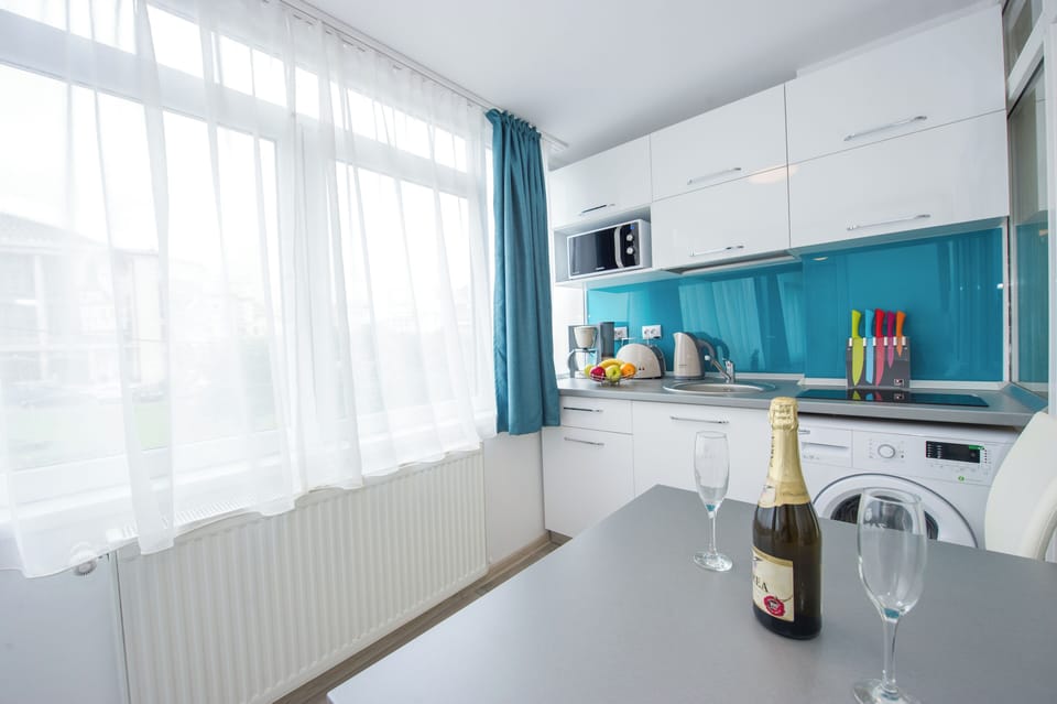 Superb Studio - Fully Equipped Kitchen and  Dinning Area for 2 Persons