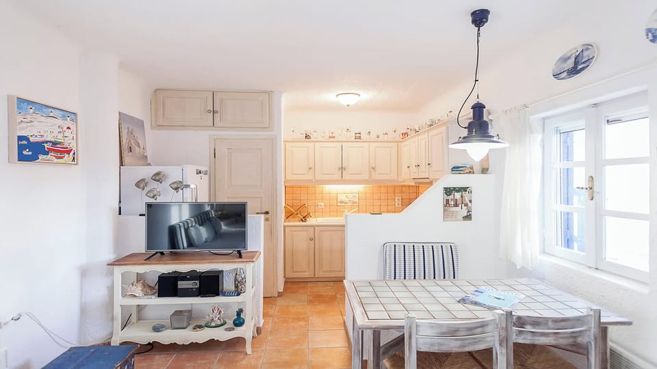 Deluxe Duplex, Sea View | Living area | TV