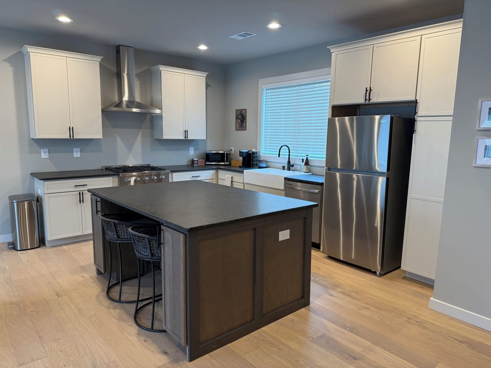 Large Kitchen - Commercial Appliances - Large Island - Cooking Utensils Provided