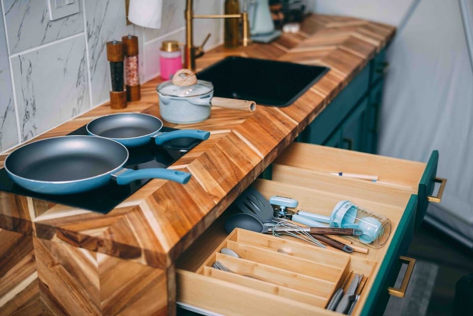 Kitchenette stocked to prepare a nice meal