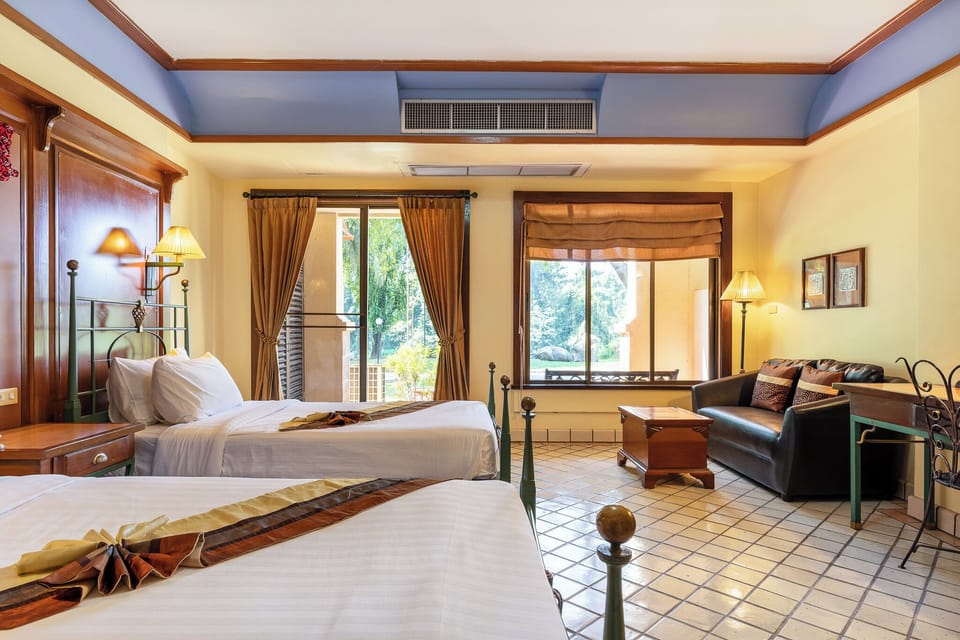 Premium Twin Room | Minibar, bed sheets