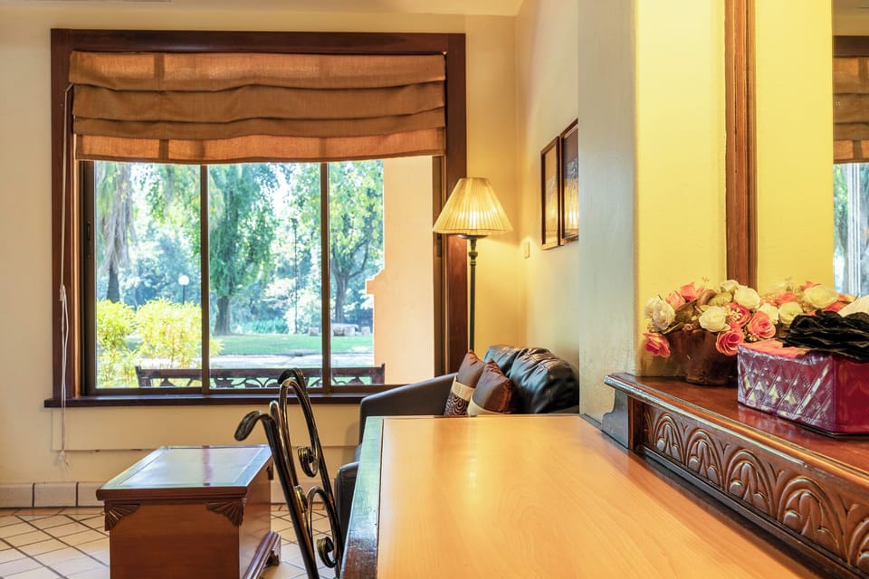 Premium Twin Room | Minibar, bed sheets