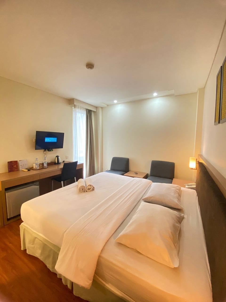 Executive Double Modern | In-room safe, desk, free WiFi, bed sheets