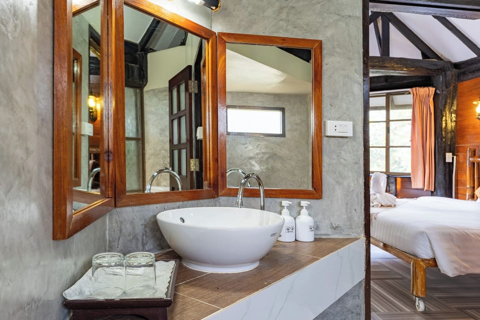 Deluxe Cottage Double | Bathroom | Free toiletries, bidet, towels