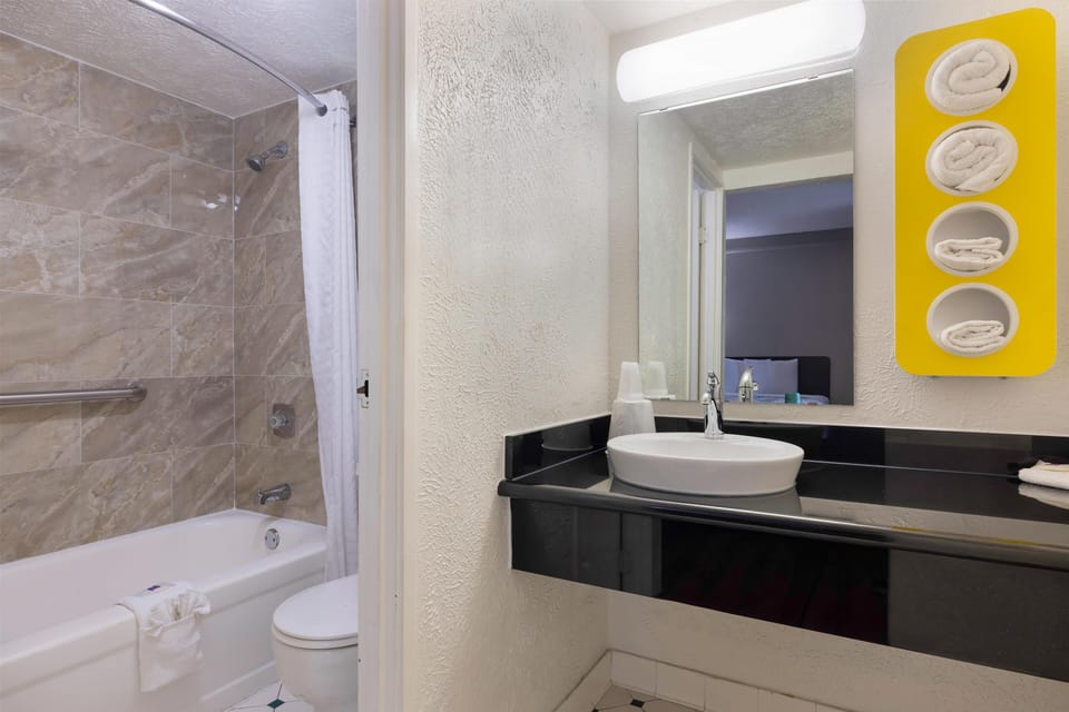Combined shower/tub, towels, toilet paper