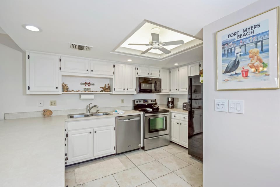 Condo, 1 King Bed with Sofa bed (Pelican Watch #602) | Private kitchen | Oven, toaster