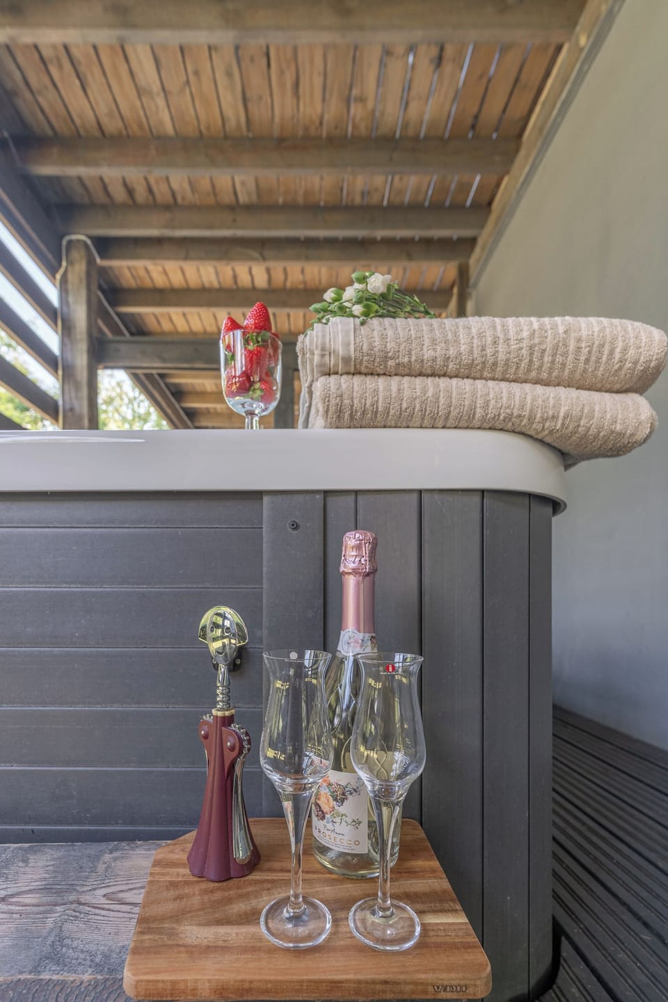 Outdoor spa tub