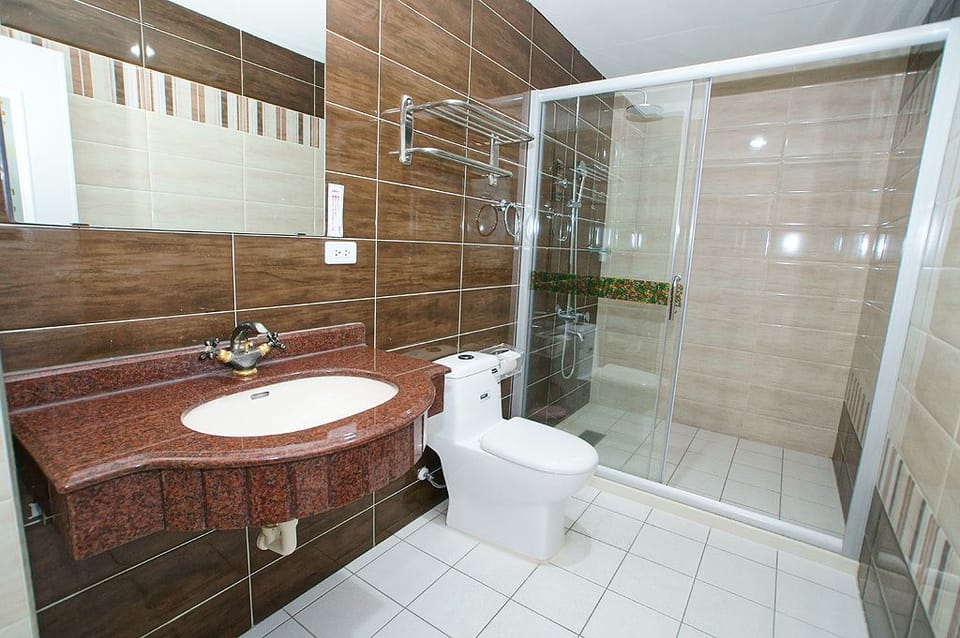 Deluxe Quadruple Room | Bathroom shower