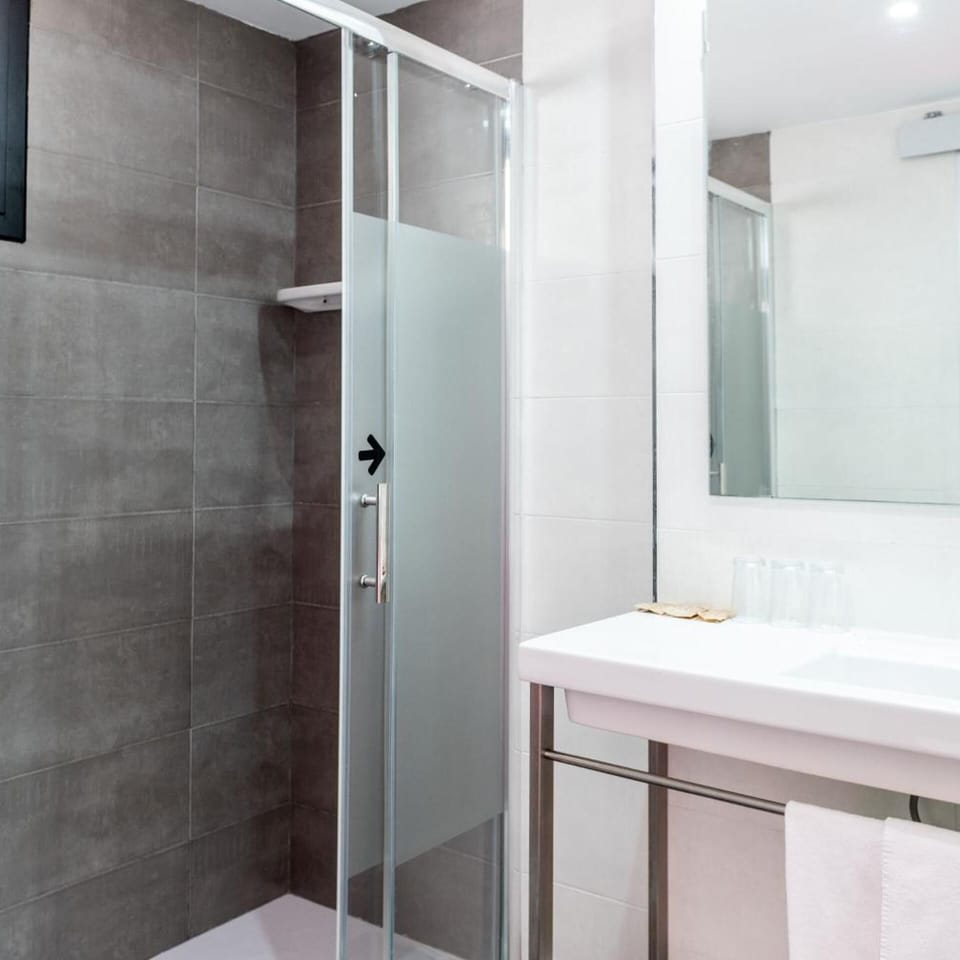 Bathroom | Shower, towels