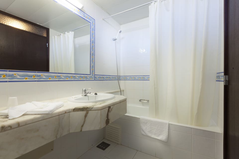 Twin Room | In-room safe, desk, iron/ironing board, free WiFi