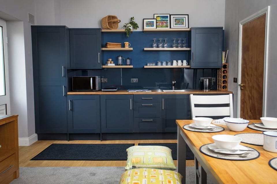 Suite, 1 King Bed with Sofa bed, Kitchenette, Garden View | Private kitchen | Microwave