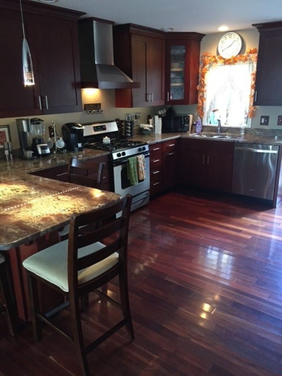kitchen - has countertop seating for 4