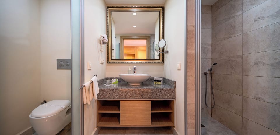 Family Room | Bathroom | Combined shower/tub, free toiletries, hair dryer, towels