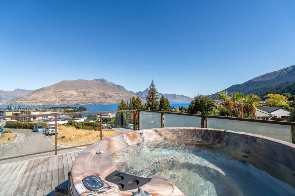 Soak in the world famous scenery from this idyllic location on Queenstown Hill, just a short walk from the town centre.