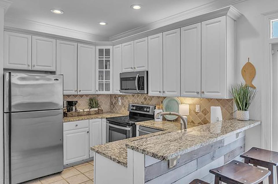 House, Multiple Beds (Jack Chasin' Birdies) | Private kitchen