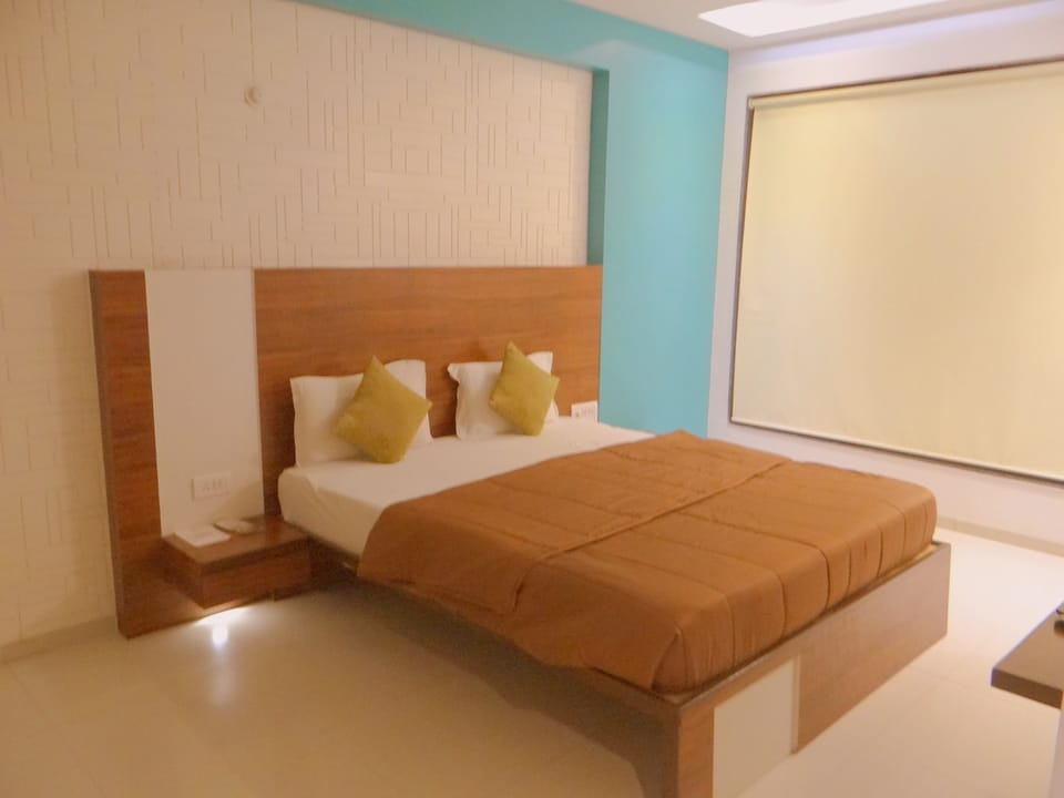 Deluxe Double Room, City View | Desk, soundproofing, iron/ironing board (on request), WiFi (free)