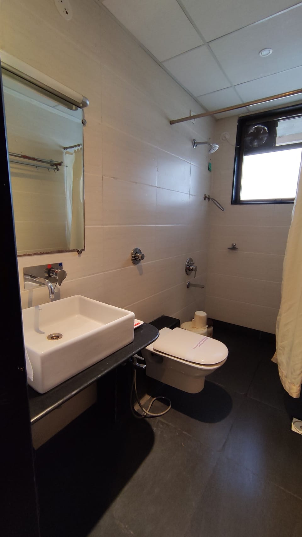 Superior Room, 1 King Bed | Bathroom | Shower, free toiletries, towels