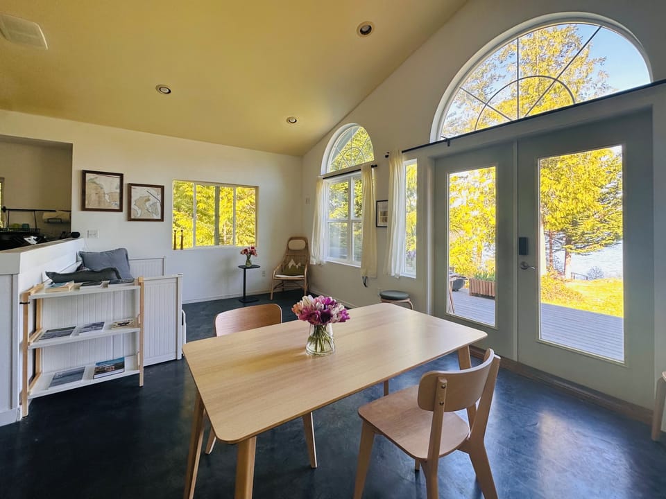 A separate living & dinning space in the cabin