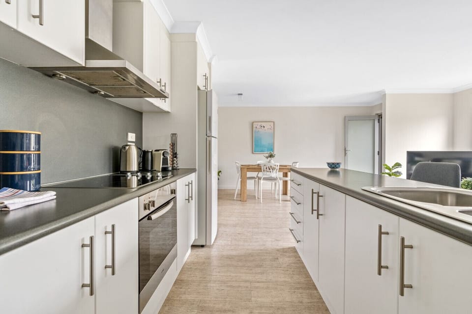 Fully equipped kitchen with oven, cooktop and all appliances