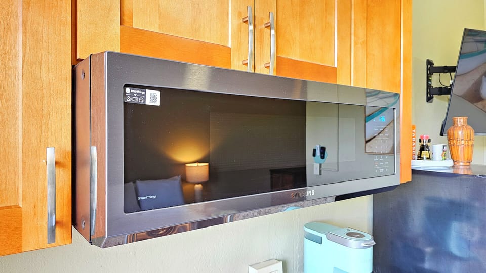 Full Kitchen - NEW Microwave