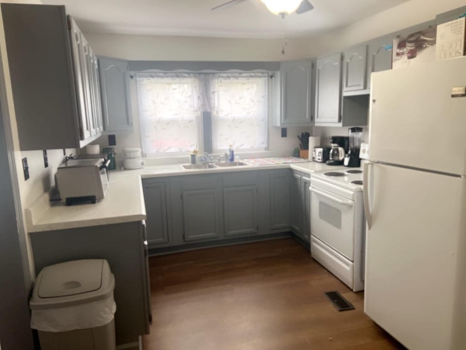 Kitchen supplied with all the basics needed.