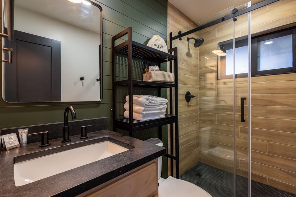Deluxe Studio Suite, Mountain View | Bathroom | Towels, soap, shampoo, toilet paper