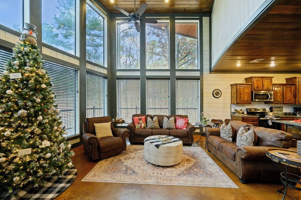 The living room at Round Here Buzz is all comfort and cozy vibes 🌲✨ Sink into the plush seating, enjoy the warm fireplace glow, and unwind in your own peaceful corner of Hochatown. Movie nights and lazy mornings welcome here 💫🕯️ 