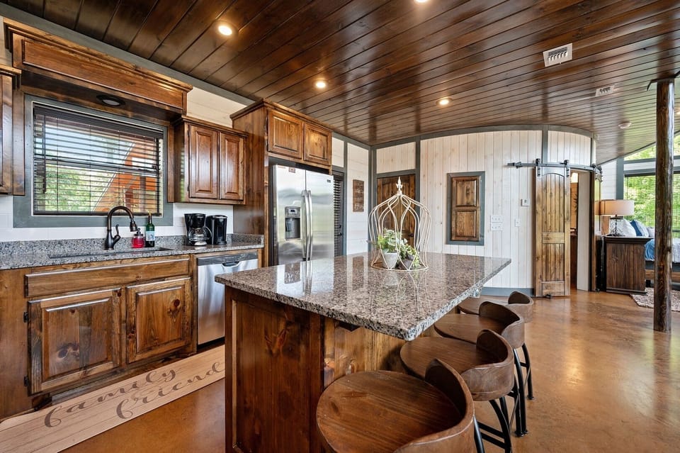 The kitchen and dining area at Round Here Buzz is made for connection and good food 🍽️✨ Cook up your favorites, gather around the table, laugh, snack, and make memories that feel like home. Cheers to great meals and even better company 🥂🌲 