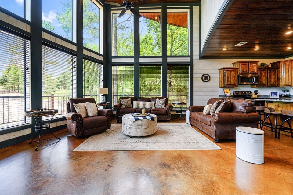 The living room at Round Here Buzz is all comfort and cozy vibes 🌲✨ Sink into the plush seating, enjoy the warm fireplace glow, and unwind in your own peaceful corner of Hochatown. Movie nights and lazy mornings welcome here 💫🕯️