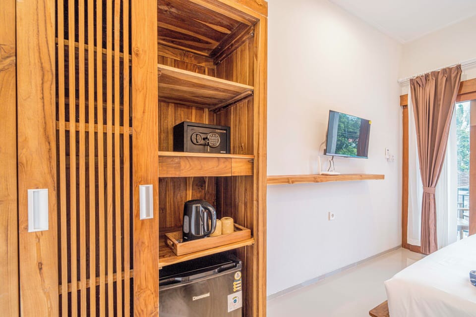 Standard Single Room, Pool View | Iron/ironing board, free WiFi
