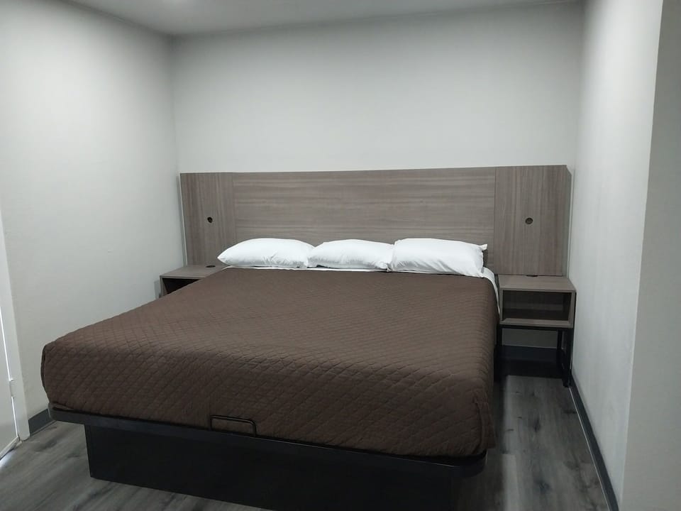 Single Room, 1 King Bed | Free WiFi, bed sheets