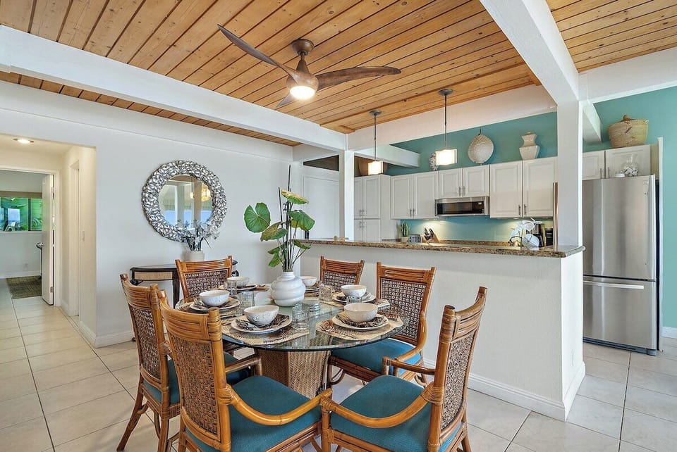Dining space for 6 and granite Breakfast bar