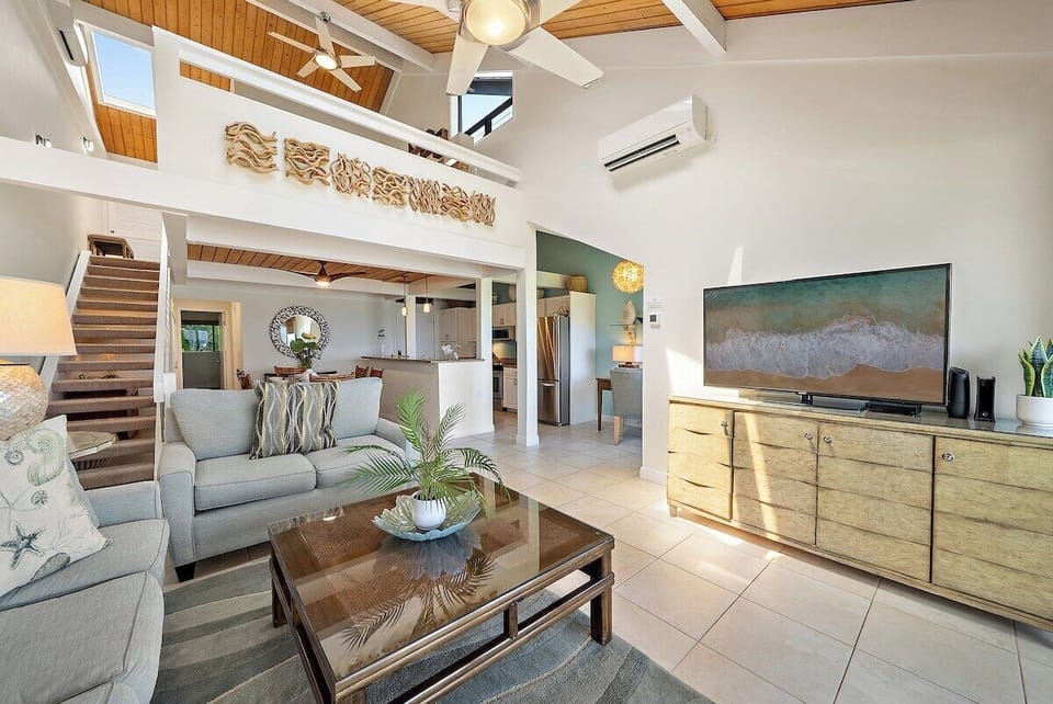 Spacious Livingroom with loft access, split AC and