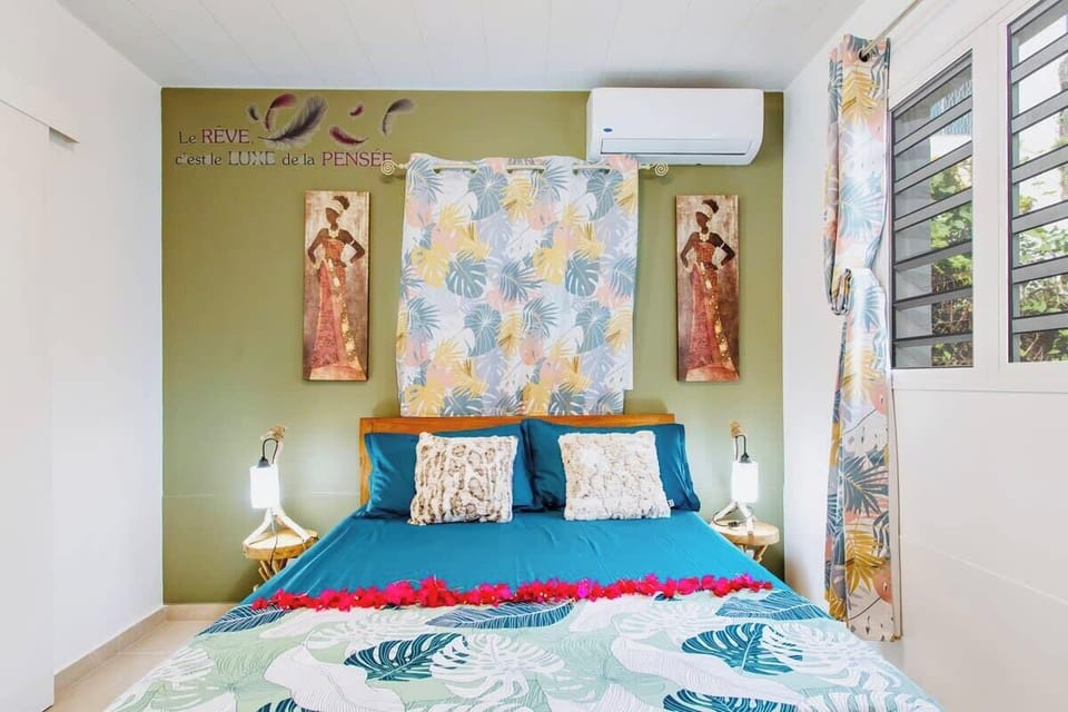 Chambre cosy et décorée avec lit Queen Size