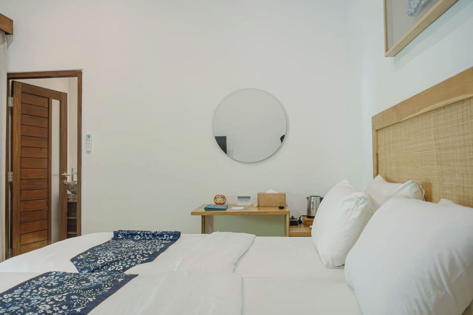 Desk, laptop workspace, free WiFi