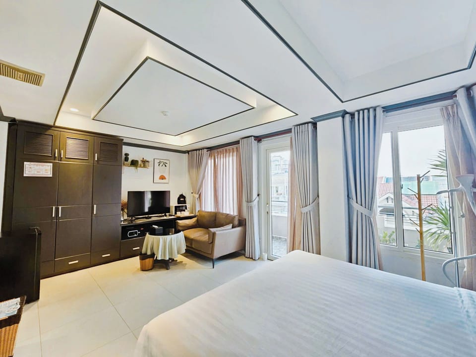 Junior Suite, Balcony | Egyptian cotton sheets, premium bedding, down comforters