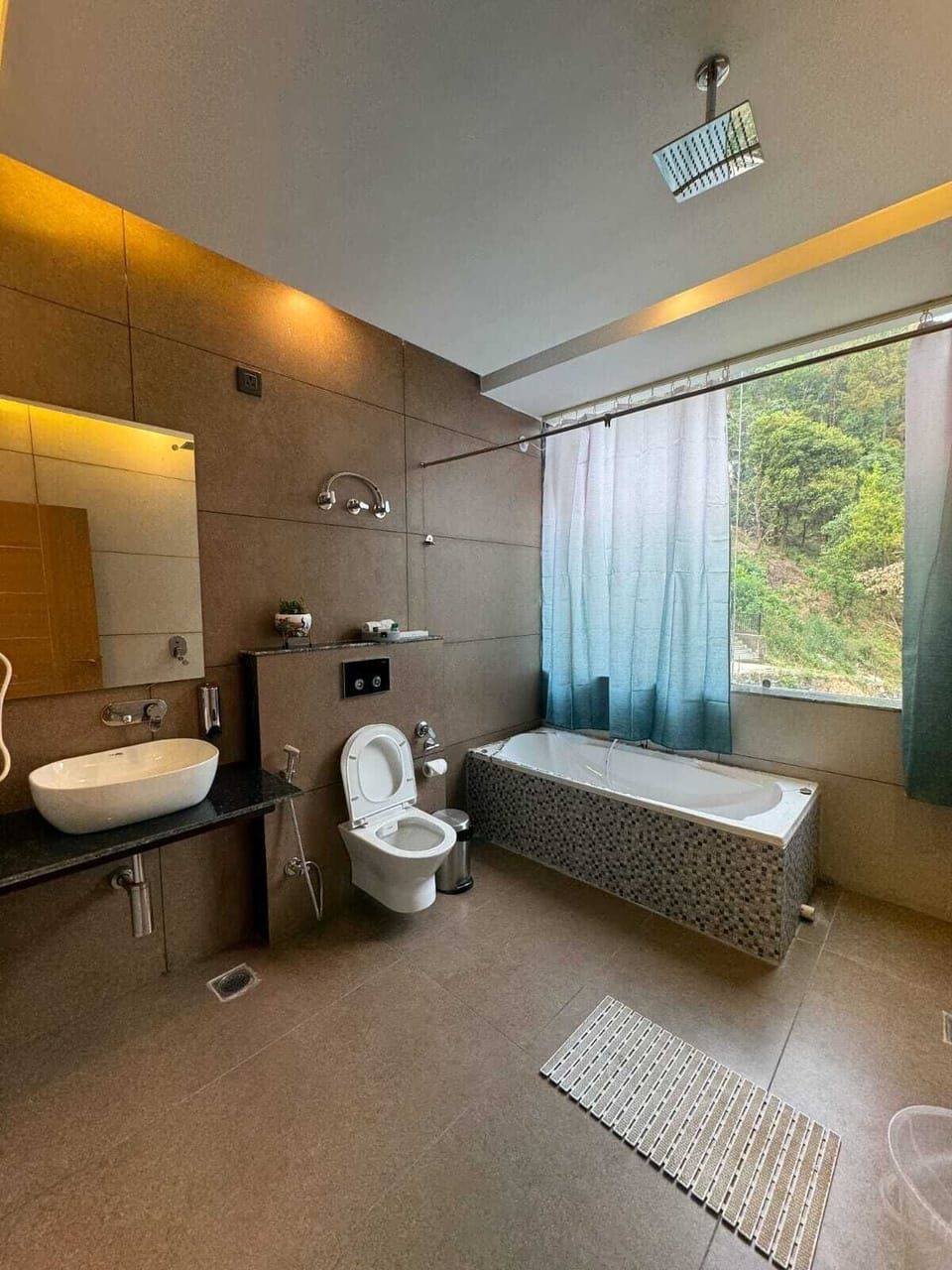 King Room | Bathroom | Hair dryer, slippers, bidet, towels