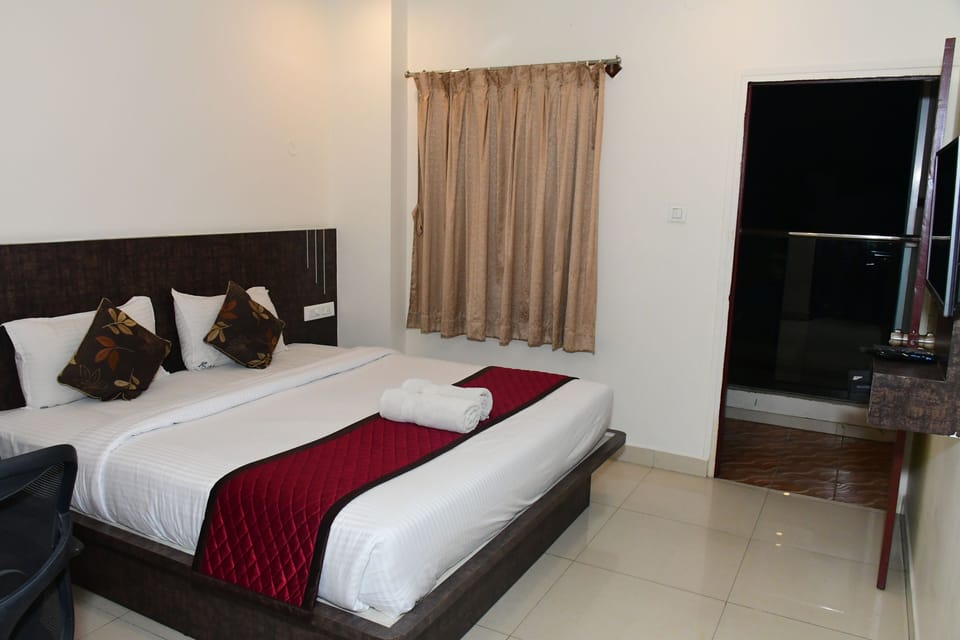 Vihaar King Room Non-A/C | Desk, laptop workspace, free WiFi, bed sheets