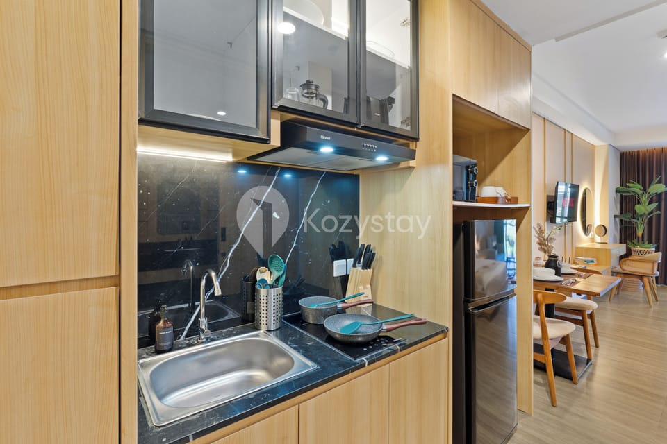 Studio, Balcony, Pool View | Private kitchen