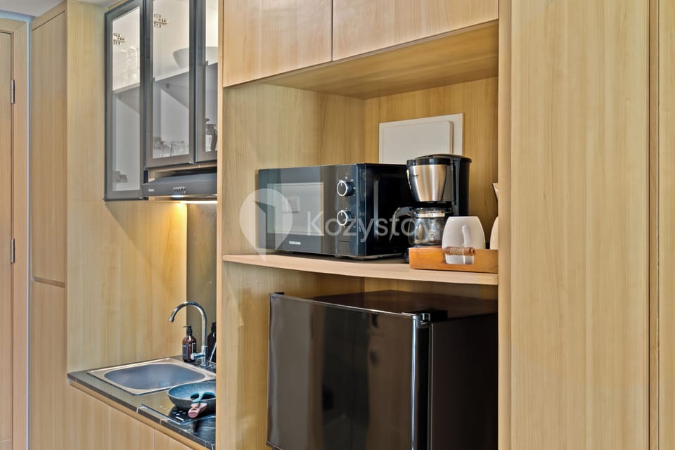 Studio, Balcony, Pool View | Private kitchen
