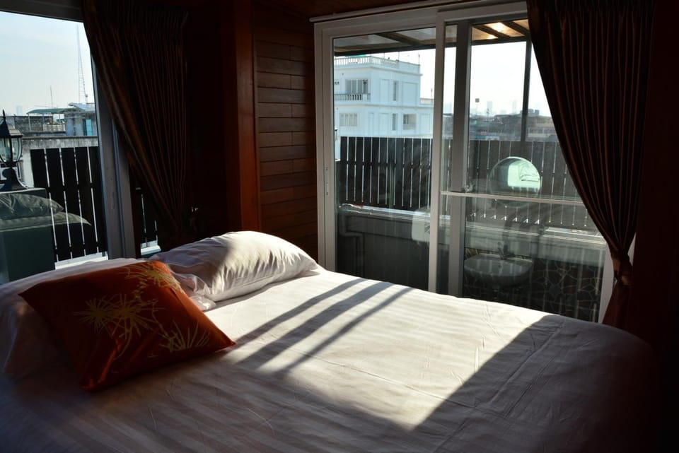 In-room safe, desk, free WiFi