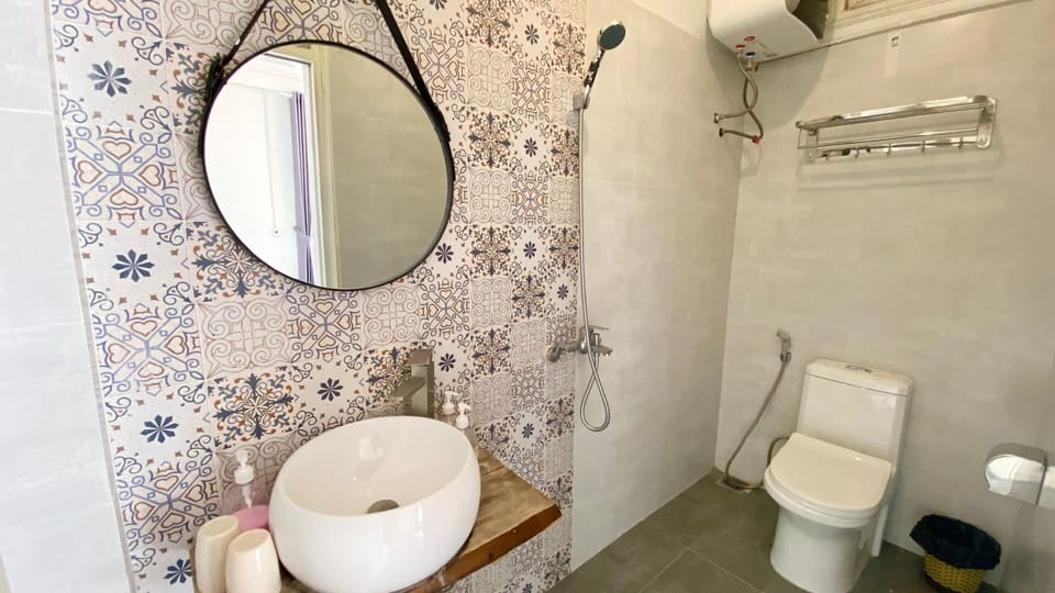 Basic Double Room, 1 King Bed, Non Smoking, Garden View | Bathroom | Shower, rainfall showerhead, free toiletries, hair dryer