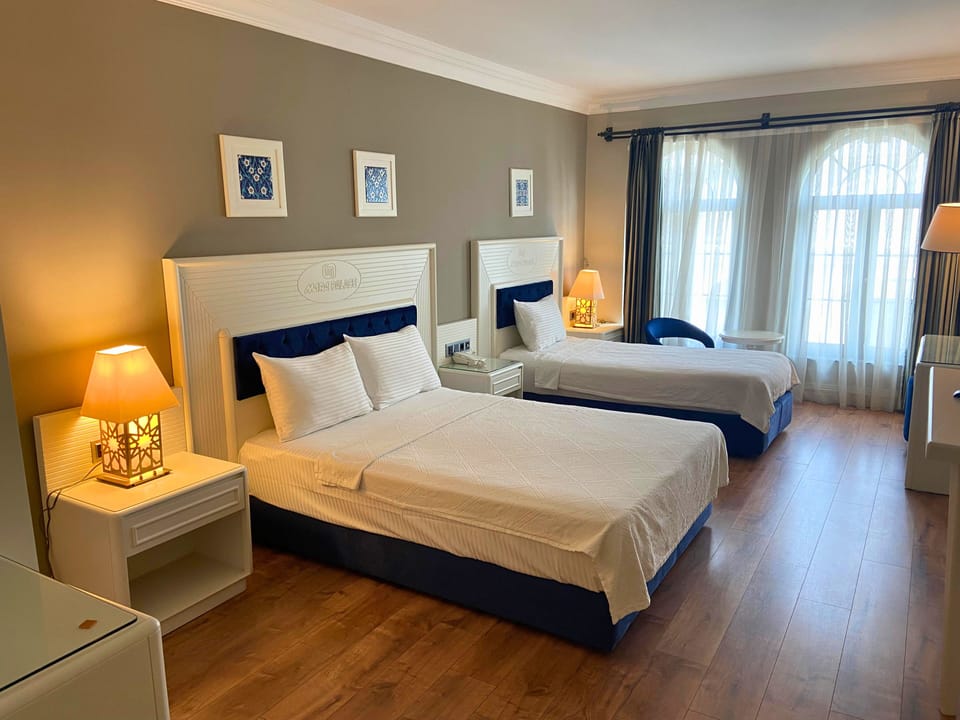 Triple Room | In-room safe, desk, blackout drapes, soundproofing