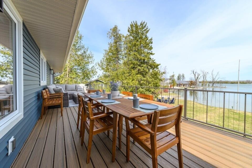 Upper deck dining and seating areas.