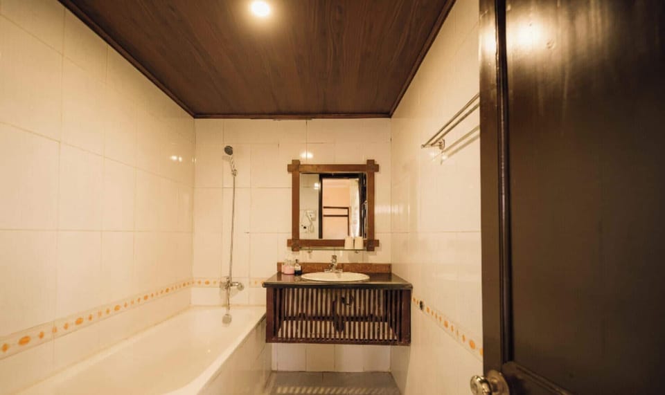 Signature Double Room, Mountain View | Bathroom | Free toiletries, hair dryer, slippers, bidet
