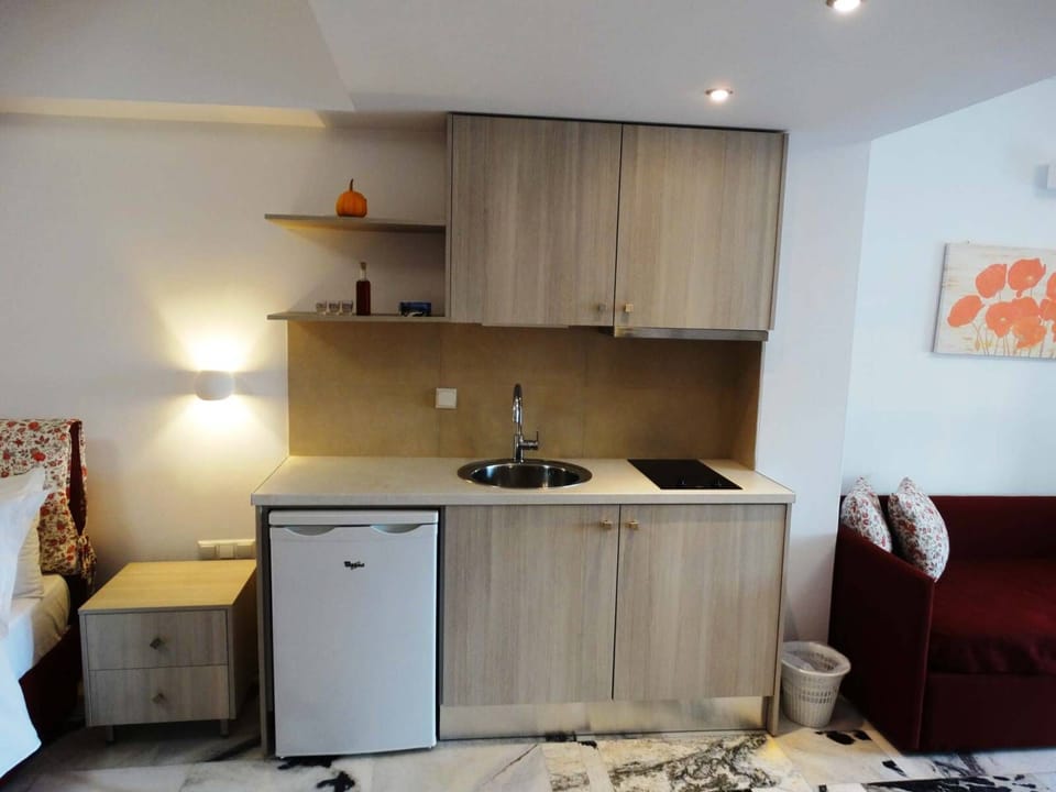 Comfort Studio, Balcony | In-room safe, laptop workspace, free WiFi