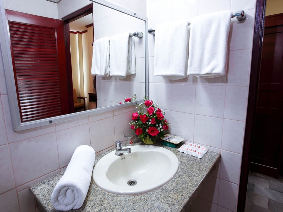 Standard Twin Room | Bathroom | Shower, free toiletries, towels