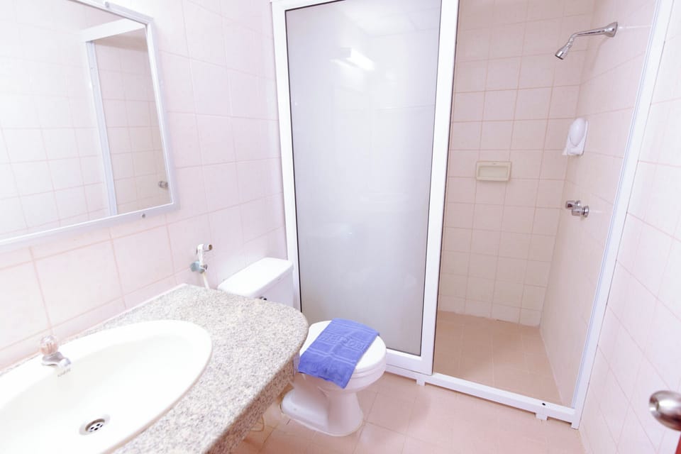 Standard Twin Room | Bathroom | Shower, free toiletries, towels