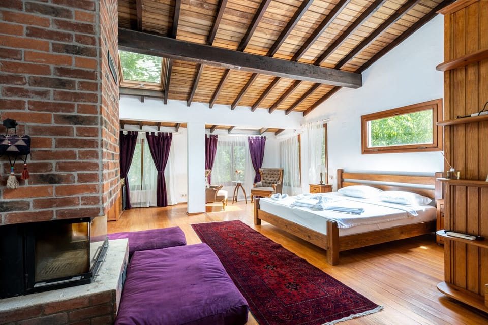 Design Room | Premium bedding, pillowtop beds, minibar, individually decorated